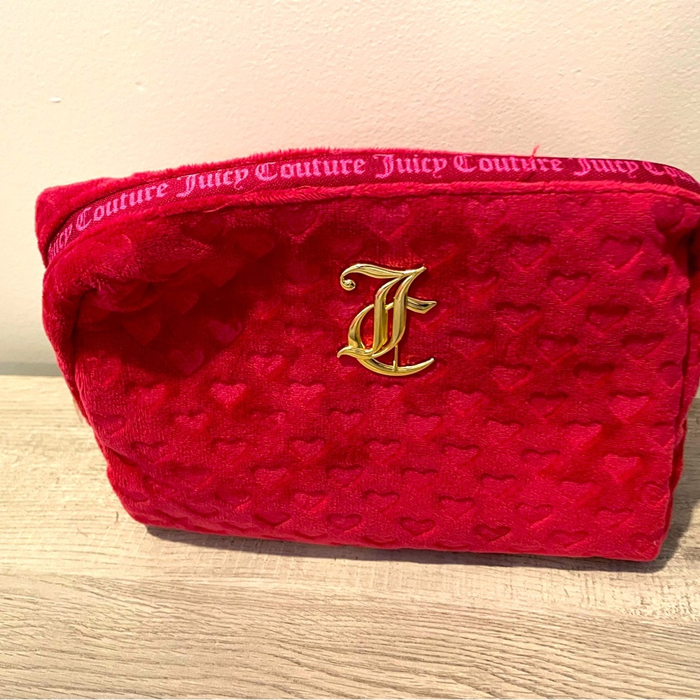 NWT JUICY COUTURE medium make up travel bag with mini heart design.